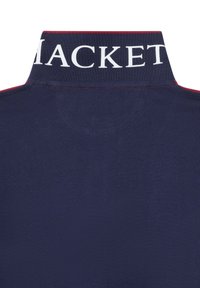 Blouson marine avec un col haut ornée d'un texte "JACKET" en blanc ; accents rouges le long de la couture du col ; tissu texturé.