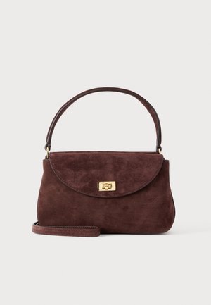 Petit sac à main en daim marron avec un rabat courbe, une fermeture à tour dorée, une poignée courte et une bandoulière optionnelle sur un fond uni.