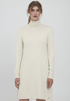 Turtleneck jurk in lichtbeige, gebreide stof, lange mouwen, rechte snit, met geribbelde manchetten, tot halverwege de dij. Etiketdetail aan de zoom.