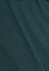 Donkergroenblauw textiel met een geribd patroon, een glad oppervlak en een lichte glans, geschikt voor kleding of bekledingstoepassingen.