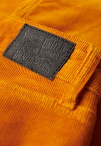 Superdry & Co FLARE - Pantalon classique - pumpkin spice brown