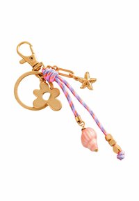 Llave de oro con un charm de flor, cordón trenzado en tonos pastel, acento de estrella de mar y un colgante en forma de concha rosa.
