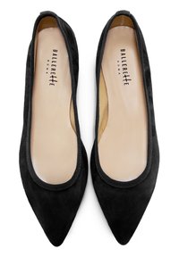 Bailarinas de ante negro con puntera puntiaguda y ribete elastizado. Forro interior suave con marca en relieve, diseño minimalista.