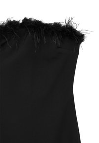 Robe noire sans bretelles avec une bordure douce et duveteuse au niveau du décolleté. Le tissu semble lisse avec un léger éclat.