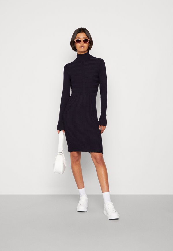 RMENTO - Strickkleid