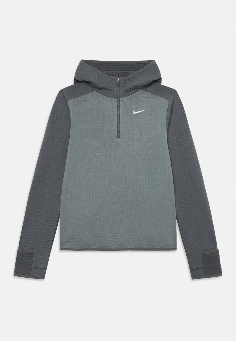 Pullover atletico grigio e grigio scuro a maniche lunghe con cappuccio, mezza zip frontale, aperture per il pollice sulle maniche e logo Nike bianco sul petto.
