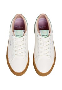 Baskets en cuir blanc avec une semelle en caoutchouc, accents verts et rose pâle. Présente un design à lacets et une étiquette de langue de marque. Texture lisse dans l'ensemble.