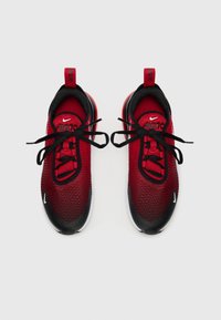 Röda och svarta sportskor med ett strukturerat mesh-överdrag, rund tå och kontrasterande svart gummisula. Har svarta snören och en logotyp.