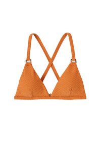 Haut de bikini triangulaire en tissu texturé orange, avec des bretelles croisées et des accents en métal. Design simple et sans couture.