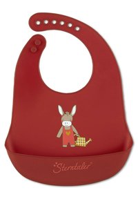 Rote Silikon-Schürze mit runder Ausschnittform, die eine Illustration eines Esels zeigt, der eine Gießkanne hält, sowie dem Markennamen "Sterntaler" in weißer Schrift.