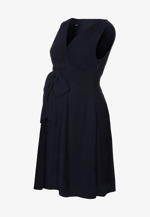 Vestido de maternidad azul marino con diseño sin mangas, escote envolvente, detalle de lazo en la cintura y falda fluida. Tejido suave y elástico.