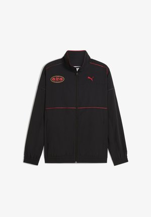 Chaqueta negra con cremallera y acentos rojos, logo de Puma; cuenta con un alto cuello, bolsillos laterales y puños elásticos. Tejido ligero.
