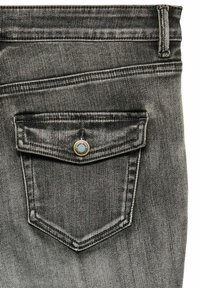 I jeans in denim grigio presentano una piccola tasca posteriore inclinata con un bottone in metallo. Il tessuto mostra una sottile texture con dettagli di scolorimento.