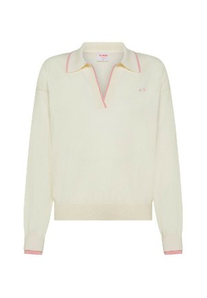 Maglione crema con scollo a colletto, dettagli rosa sul colletto e sui polsini, e un logo discreto sul petto. Texture in maglia morbida.
