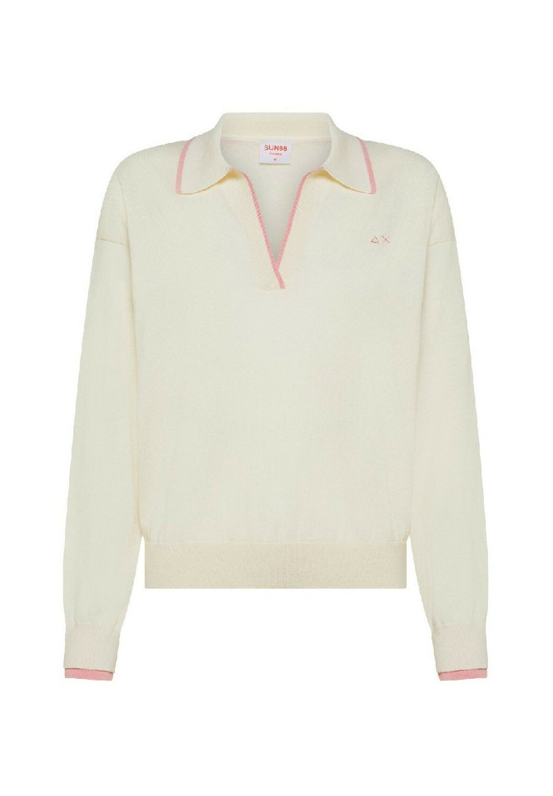 Maglione crema con scollo a colletto, dettagli rosa sul colletto e sui polsini, e un logo discreto sul petto. Texture in maglia morbida.