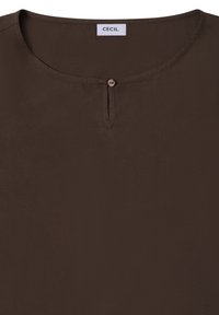 Blusa marrone con scollatura rotonda, dotata di una piccola chiusura a bottone e una consistenza liscia. Etichetta "CECIL" posizionata sul collo.