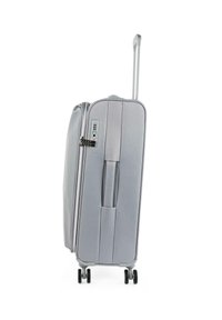 Maleta plateada con ruedas, de carcasa dura, mango retráctil, cremallera lateral, cerradura de combinación y dos ruedas negras para mayor movilidad.