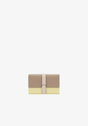 Cartera de cuero con forma rectangular, que presenta una parte superior beige y una sección inferior de un amarillo claro, asegurada con una correa a juego y un cierre de botón.