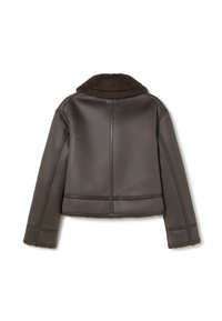 Veste en cuir marron avec un col en shearling, présentant un design court, des manches droites et des coutures contrastantes le long des coutures.