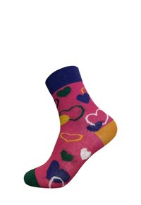 Calcetines coloridos con base rosa, diseñados por encima del tobillo, con patrones de corazones en verde, amarillo, blanco y azul. Puño acanalado en contraste.