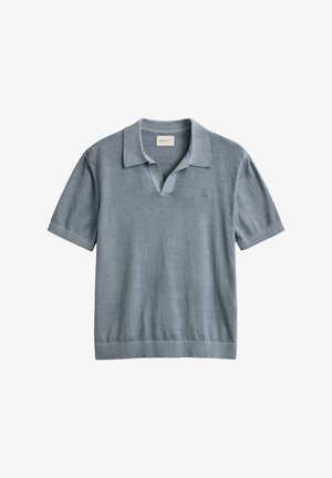 Hellblaues Polohemd mit kurzen Ärmeln, offenem Kragen, gerippten Bündchen und Saum sowie dezentem Logo auf der Brust.