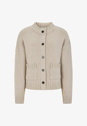 Beige gestrickte Strickjacke mit geripptem Saum, einem hohen Kragen, fünf Knöpfen und zwei Fronttaschen. Weiche Textur über die gesamte Oberfläche.
