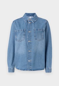 Camisa de ganga azul clara com colarinho pontudo, frente com botões e dois bolsos no peito com abas. Mangas longas com punhos abotoados.