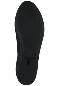 Schwarze Gummisohle mit strukturierter Oberfläche und Rillen für Traktion, mit dem Abdruck "nk!" in der Nähe der Ferse.