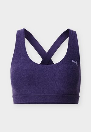 Lilla sports-BH med kryssede stropper på ryggen og Puma-logo på høyre fremre side, vist mot en hvit bakgrunn.