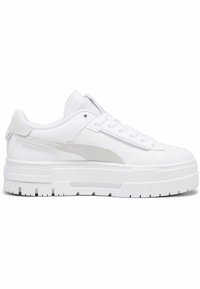 Zapatillas de plataforma blancas con parte superior de cuero suave y acentos de gamuza. Presentan una puntera redondeada, cierre de cordones y suela de goma texturizada.