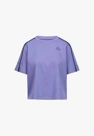 T-shirt di cotone viola con maniche corte, colletto a costine e strisce laterali nere a contrasto. Presenta un piccolo logo sul petto.