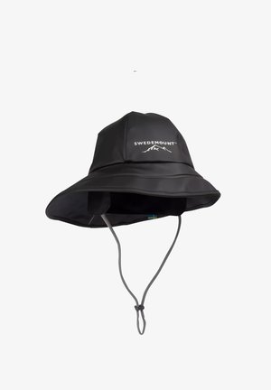 Svart vattentålig bucket hat med vid brätte, med en vit logotyp som säger "SWEDEMOUNT." Inkluderar en justerbar hakrem för en säker passform.