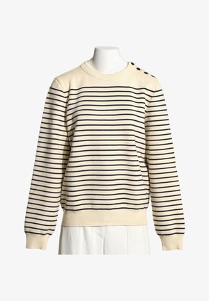 Pull crème à fines rayures horizontales noires, manches longues, poignets et ourlet côtelés, et trois boutons noirs sur l'épaule gauche.