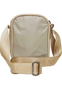 Borsa a tracolla in nylon beige con una texture liscia, caratterizzata da una forma rettangolare, bordi morbidi e una tracolla decorata con hardware argentato regolabile.
