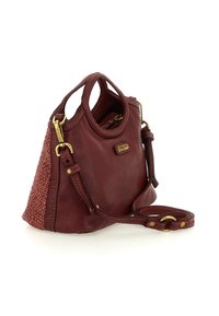 Borsa a mano in pelle color bordeaux con una texture intrecciata su un lato, parte superiore rotonda, doppi manici, tracolla removibile e dettagli in metallo tono oro.