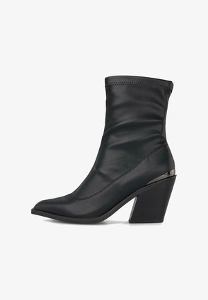Stivale nero alla caviglia realizzato in materiale liscio, con punta affusolata, fusto arricciato e tacco a blocco alto con accento metallico.