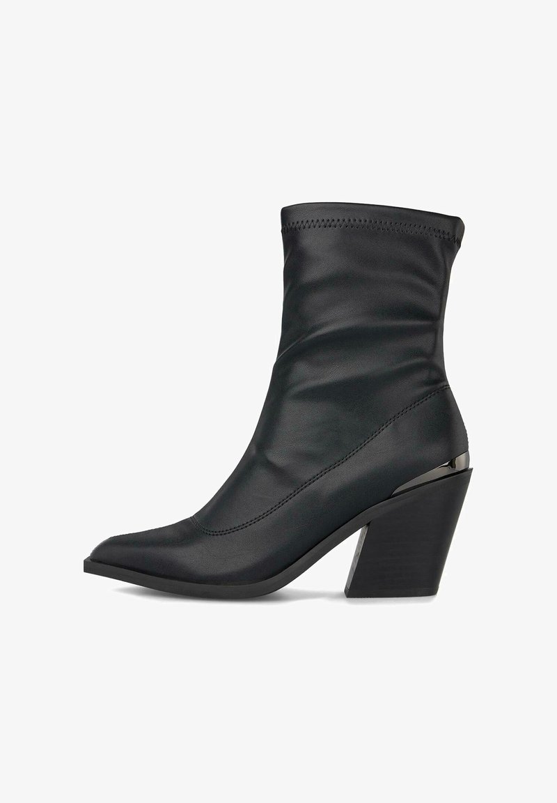 Schwarze Knöchelstiefel aus glattem Material, mit spitzer Zehenpartie, gerafftem Schaft und hochgelegtem Blockabsatz mit metallischem Akzent.