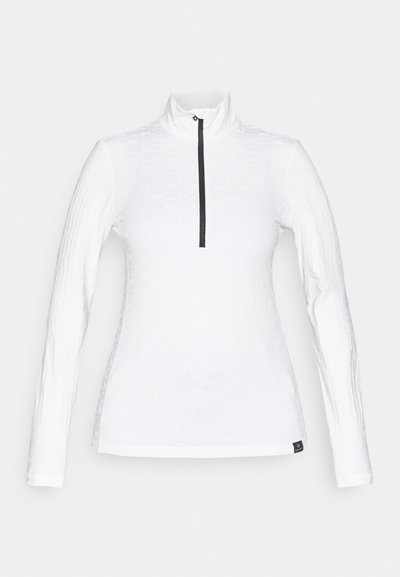 Cămașă albă cu mâneci lungi, cu un model texturat subtil, guler înalt și închidere cu fermoar negru în față. Țesătură netedă cu design ajustat.