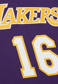 Camiseta de baloncesto morada con "LAKERS" en amarillo y número "16" en blanco, con una textura de malla transpirable y acentos en contraste.