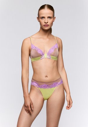 Spitzenset mit einem Farbdesign in Lavendel und Limettengrün. Der BH hat ein transparentes Design mit verstellbaren Trägern, und der Tanga ist mit Spitzendetails versehen.