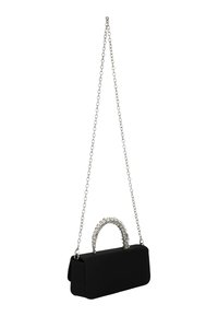 Bolso rectangular negro con una correa de cadena plateada y un asa esculpida con joyas. Acabado liso, diseño minimalista y tamaño compacto.