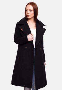 Must mustriksest trench-kurta suurte kaelustega, topelt-nööbiga kinnitamine ja küljetaskud; sile tekstuur ja sobiv lõige.