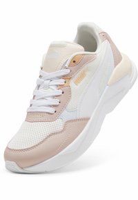 Baskets avec un dessus en maille blanche, accents en cuir rose doux et crème, bout rond, col rembourré et semelle en caoutchouc blanc. Dotées d'un système de laçage.