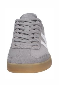 Sneaker grigio in suede con accenti bianchi, dotato di lacci piatti, punta arrotondata e suola in gomma. Design pulito e materiale testurizzato.