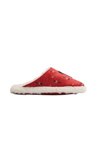 Zapatilla roja y borrosa con forro blanco de felpa, decorada con pequeños motivos de cascanueces y copos de nieve en la superficie.