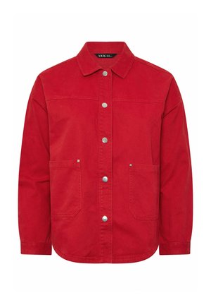 Rode katoenen jas met zilveren drukknopen, twee voorzakken, lange mouwen en een puntige kraag.