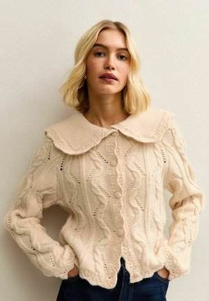 CABLE COLLARED - Kofta - cream