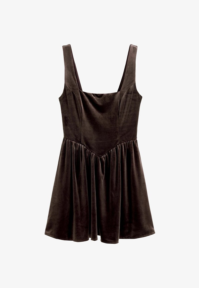 Tmavě hnědé sametové šaty s širokými ramínky, padnoucím korzetem a rozšířenou sukní. Obsahují nařasené detaily v pase a mají hladkou texturu.