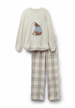 Kremowa, długosleeve koszula do piżamy z misiem w niebieskim swetrze i czapce, w połączeniu z beżowymi i niebieskimi spodniami do piżamy w kratę.