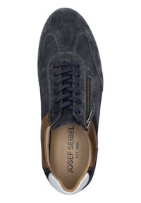Baskets en daim gris foncé avec des détails perforés, lacets bleu marine, accents en cuir marron, et une fermeture éclair sur le côté pour un accès facile.